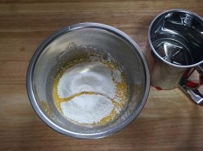 然后筛入52克低筋粉，拌成无颗粒状态的面糊，备用。