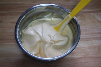 将蛋白糊和蛋黄糊切拌混合。