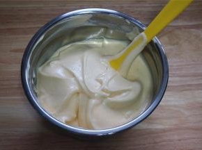 将蛋白糊和蛋黄糊切拌混合。