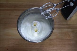 4个蛋白，分3次加入60克细砂糖，打发至硬性发泡。