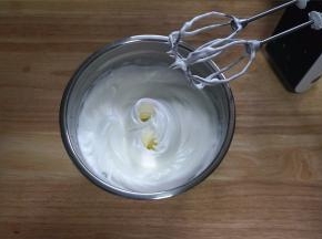 4个蛋白，分3次加入60克细砂糖，打发至硬性发泡。