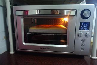 放入烤箱中层，上下火200度，烤20分钟，出炉。烤蛋糕的过程，将淡奶油打发，冷藏备用。