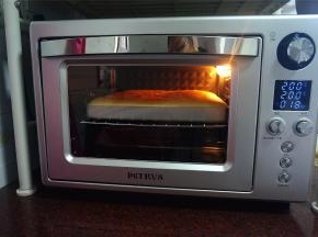 放入烤箱中层，上下火200度，烤20分钟，出炉。烤蛋糕的过程，将淡奶油打发，冷藏备用。