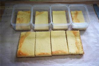 将第一排的蛋糕片分别放入盒子。