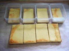 将第一排的蛋糕片分别放入盒子。