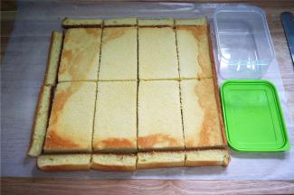 将冷却好的蛋糕边沿裁去，然后分成8等份。