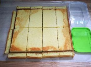 将冷却好的蛋糕边沿裁去，然后分成8等份。