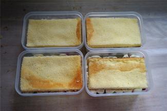 盖上第二片蛋糕片。