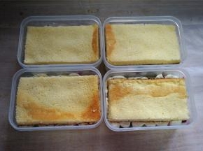 盖上第二片蛋糕片。