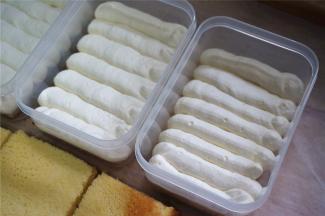 淡奶油装入裱花袋里，然后在蛋糕片上挤出一层淡奶油。