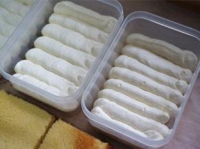 淡奶油装入裱花袋里，然后在蛋糕片上挤出一层淡奶油。