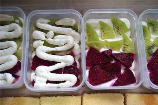 接着将火龙果以及奇异果摆放到奶油层上，然后再在水果上挤出一层单薄的奶油。