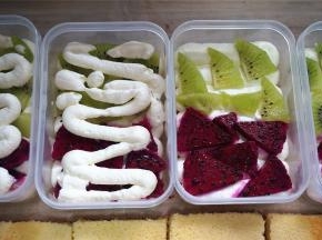 接着将火龙果以及奇异果摆放到奶油层上，然后再在水果上挤出一层单薄的奶油。