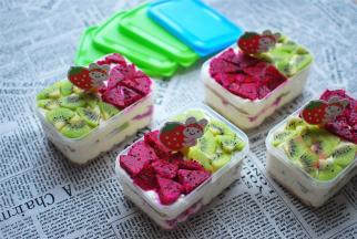 同样先挤出一层淡奶油，然后放上水果，完成！做好的盒子蛋糕放冰箱冷藏2个小时后再享用，口感更佳。