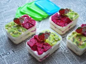 同样先挤出一层淡奶油，然后放上水果，完成！做好的盒子蛋糕放冰箱冷藏2个小时后再享用，口感更佳。