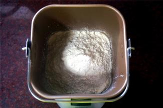 倒入高筋粉，覆盖步骤一的食材。