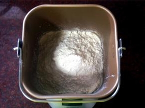 倒入高筋粉，覆盖步骤一的食材。