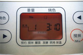 选择面包机程序1欧式面包，烧色选择浅色，重量选择750克，启动。