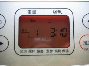 选择面包机程序1欧式面包，烧色选择浅色，重量选择750克，启动。