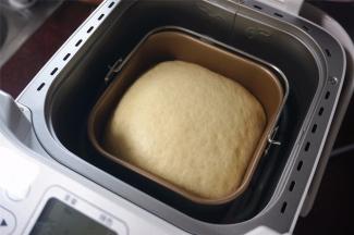 这是烘烤前的面团，发酵得挺好的。