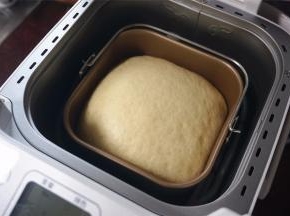 这是烘烤前的面团，发酵得挺好的。