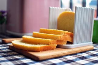 将面包切片，然后用保鲜袋装起，防止水份过分散失，面包变干硬。