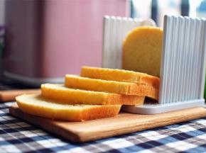 将面包切片，然后用保鲜袋装起，防止水份过分散失，面包变干硬。