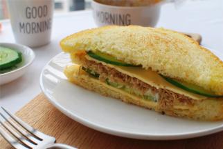 面包片，芝士片，青瓜片，肉松，搭配色拉酱，按照自己的喜好随意组合，然后对角切开即可。