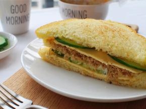 面包片，芝士片，青瓜片，肉松，搭配色拉酱，按照自己的喜好随意组合，然后对角切开即可。