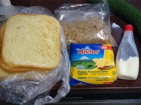 准备肉松，芝士片，色拉酱，青瓜，面包片，准备做三明治。