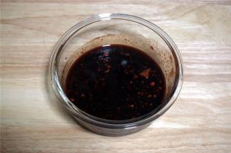 将所有酱料混合，拌均匀，这就是烧排骨的腌肉料。