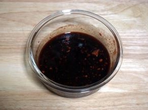 将所有酱料混合，拌均匀，这就是烧排骨的腌肉料。