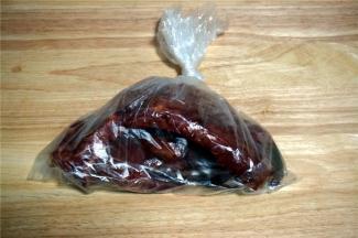 将排骨装入保鲜袋里，然后倒入调制的腌肉料，扎进袋子。放入冰箱冷藏腌制12~24个小时。