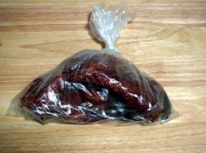 将排骨装入保鲜袋里，然后倒入调制的腌肉料，扎进袋子。放入冰箱冷藏腌制12~24个小时。