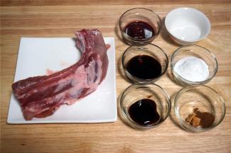 排骨洗净，沥干水备用，并准备各样酱料。