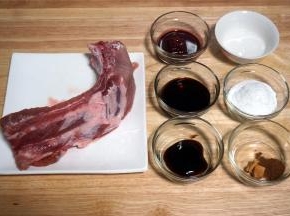 排骨洗净，沥干水备用，并准备各样酱料。