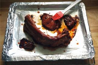 10分钟后取出，均匀刷上一层腌肉料，并将肉翻转，继续放入烘烤。