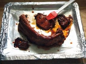 10分钟后取出，均匀刷上一层腌肉料，并将肉翻转，继续放入烘烤。