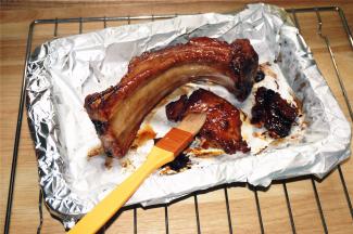 20分钟后取出，更换一张锡纸，排骨均匀刷上麦芽糖水，放入继续烘烤。