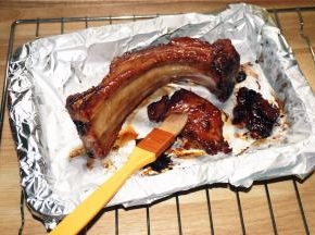 20分钟后取出，更换一张锡纸，排骨均匀刷上麦芽糖水，放入继续烘烤。