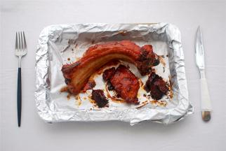 烧排骨热腾腾出炉啦，配上刀叉，享用吧！