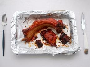 烧排骨热腾腾出炉啦，配上刀叉，享用吧！