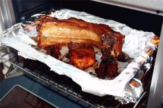 30分钟后，再次取出，刷上麦芽糖水，并将排骨翻转，再放入烘烤5分钟，出炉。