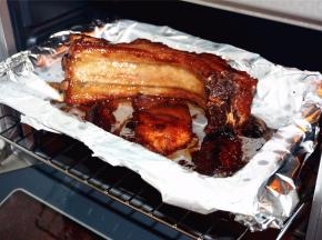 30分钟后，再次取出，刷上麦芽糖水，并将排骨翻转，再放入烘烤5分钟，出炉。