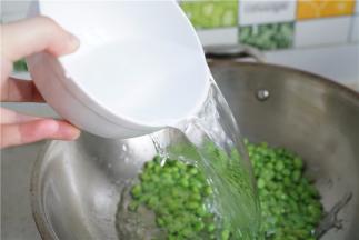炒至青豆色泽变深，再加入清水。
