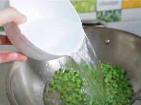 炒至青豆色泽变深，再加入清水。