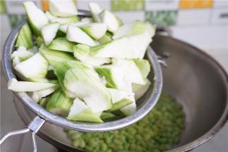 焖煮至青豆熟透，再将丝瓜下锅炒制一下。