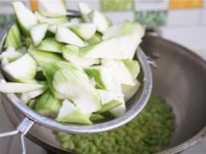 焖煮至青豆熟透，再将丝瓜下锅炒制一下。