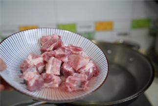 锅里加水将排骨下锅焯煮一下。