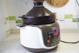 选择煲汤模式，将排骨汤煮好。